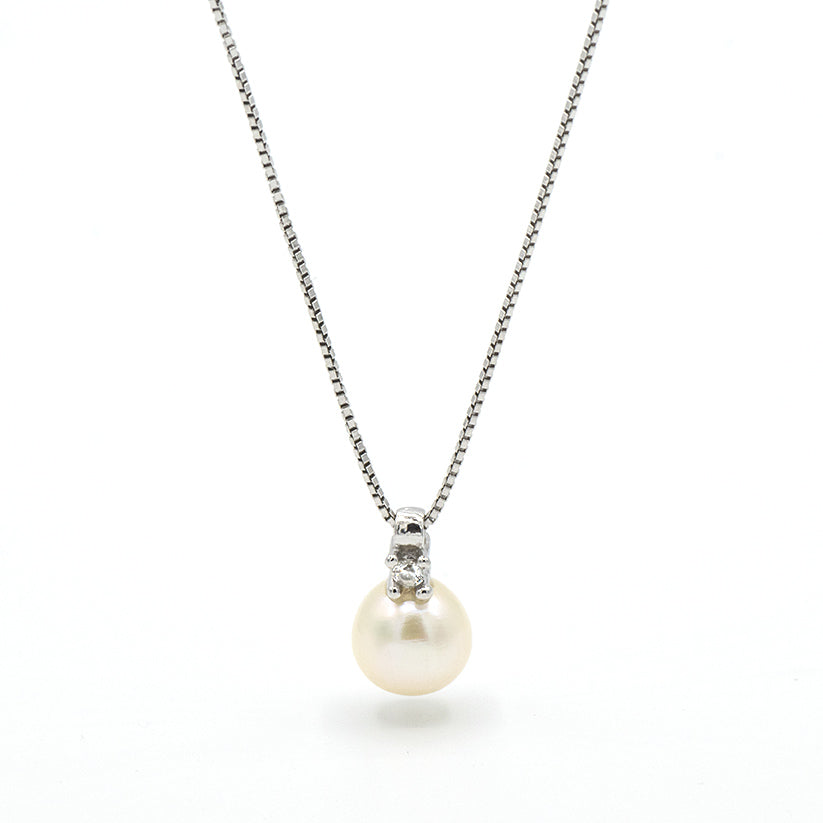 Collana in argento perla e punto luce