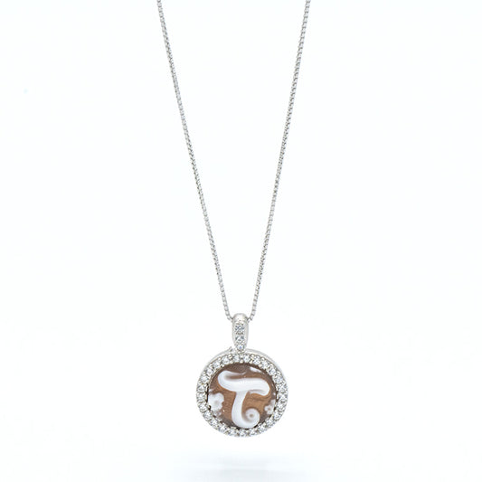 Collana in argento con lettera T in cammeo